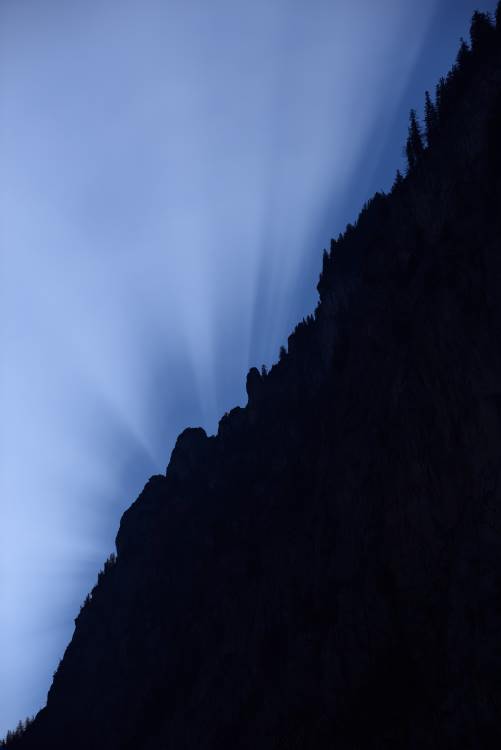 Lichtstrahlen am Bergkamm