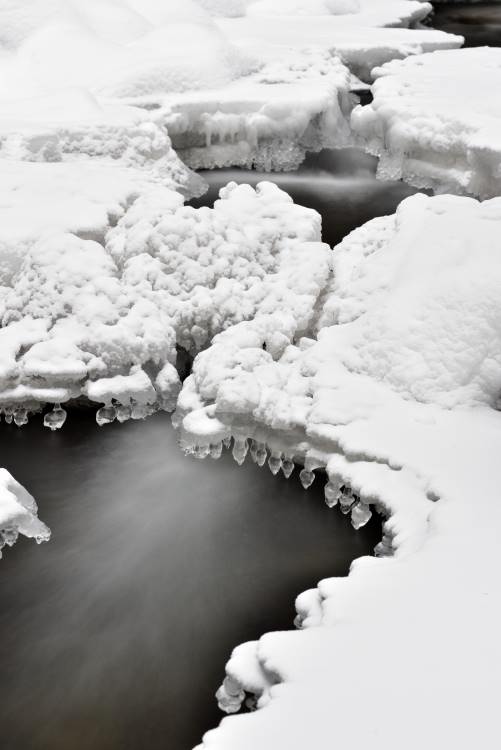 Eisformen im gefrorenen Bach